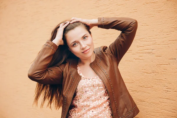 Retrato Aire Libre Mujer Joven Con Pelo Largo Oscuro Con — Foto de Stock