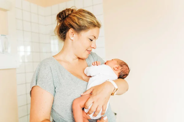 Jovem Mãe Feliz Com Bebê Recém Nascido Hospital Após Parto — Fotografia de Stock