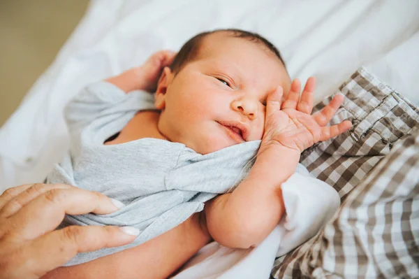 Mãe Vestir Bebê Recém Nascido Fresco Horas Vida — Fotografia de Stock