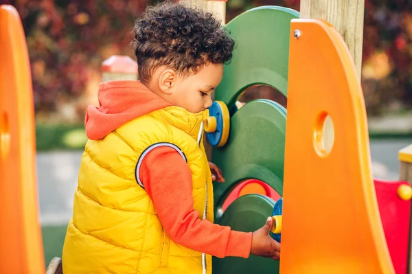 Adorável Pequeno Menino Criança Anos Idade Divertindo Parque Infantil Criança — Fotografia de Stock