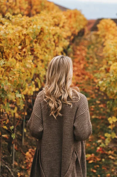 Junge Frau Beim Wandern Den Lavaux Weinbergen Herbst Zurück — Stockfoto