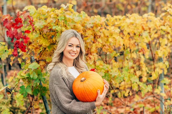 Ritratto Autunnale Bella Donna Dai Capelli Biondi Ricci Con Zucca — Foto Stock