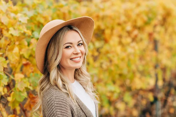 Herbstporträt Einer Schönen Frau Mit Blonden Haaren Mit Braunem Hut — Stockfoto