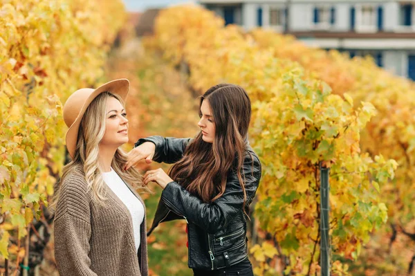 Woman Stylist Preparing Beautiful Woman Model Photo Session Fixing Hair — Stock Photo, Image