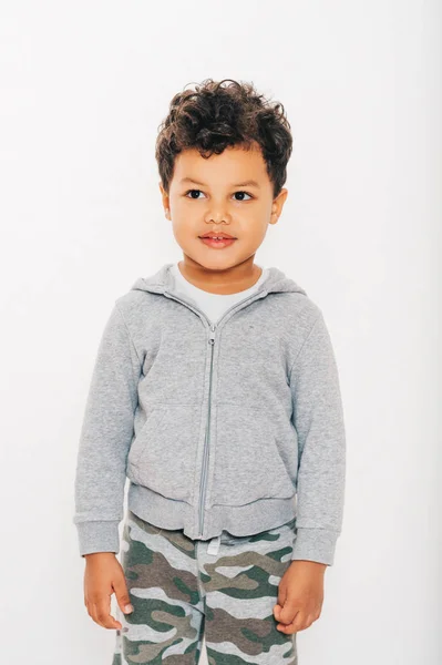 Studio Foto Bel Ragazzo Africano Bambino Con Cappuccio Grigio Posa — Foto Stock