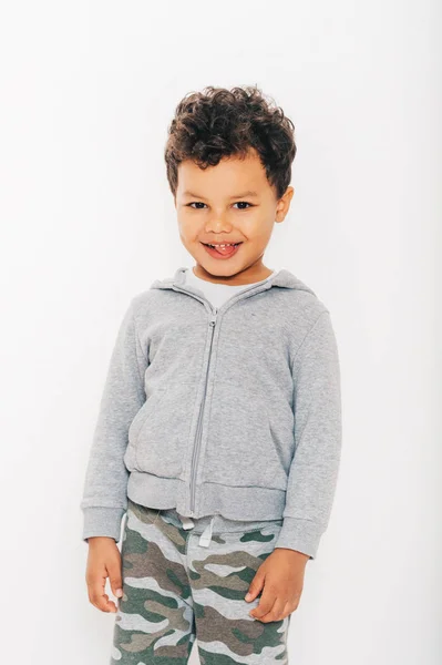 Studio Foto Bel Ragazzo Africano Bambino Con Cappuccio Grigio Posa — Foto Stock