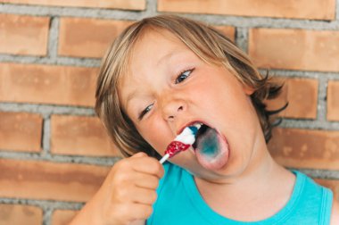 Genç Fransız bayrağı lolipop şeker renkli tutan çocuk evlat