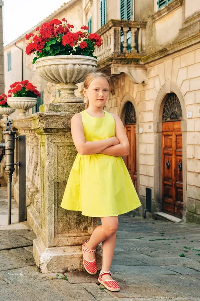 Outdoor Fashion Portrait Cute Little Girl Years Old Old Street — Stock Photo, Image
