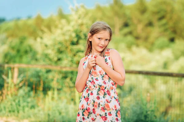 Outdoor Portret Van Een Schattig Klein Meisje Van Jaar Foto — Stockfoto