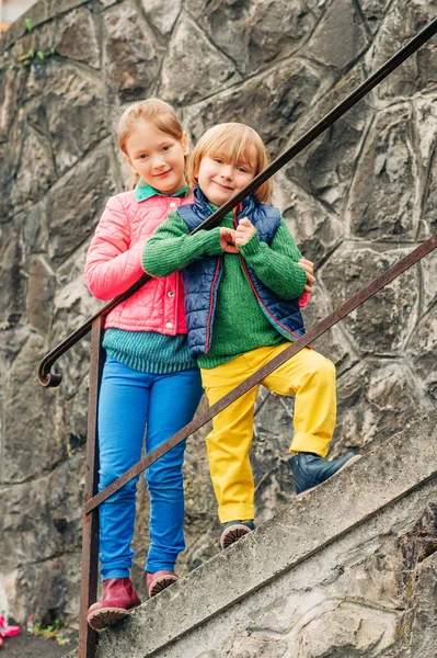室外肖像的两个小孩 弟弟和妹妹 穿着色彩鲜艳的衣服 — 图库照片