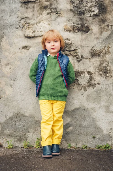 Outdoor Modeporträt Eines Entzückenden Kleinen Jährigen Jungen Der Blaue Weste — Stockfoto