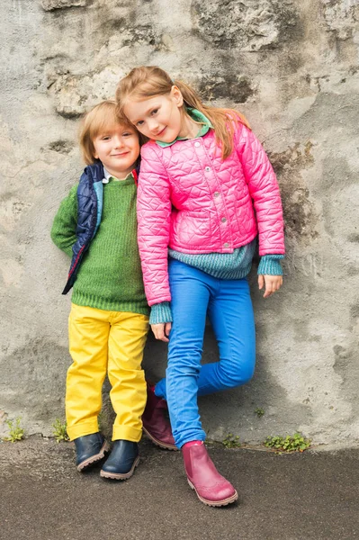 室外肖像的两个小孩 弟弟和妹妹 穿着色彩鲜艳的衣服 — 图库照片