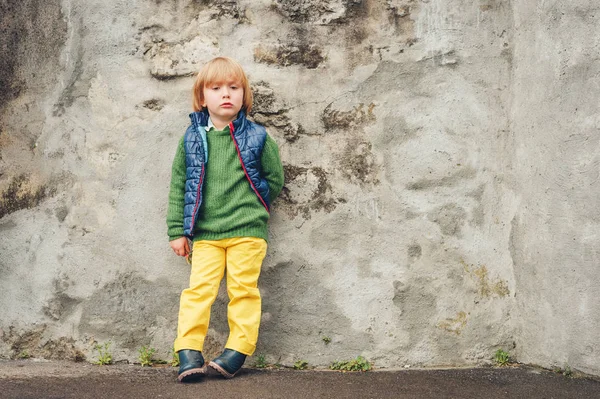 Zewnątrz Mody Portret Ładny Letniego Chłopca Sobie Niebieskie Kamizelki Buty — Zdjęcie stockowe