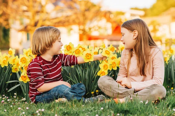 Deux Mignons Enfants Petit Garçon Grande Sœur Jouant Dans Parc — Photo