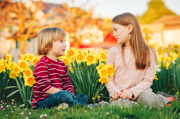 Deux Mignons Enfants Petit Garçon Grande Sœur Jouant Dans Parc — Photo