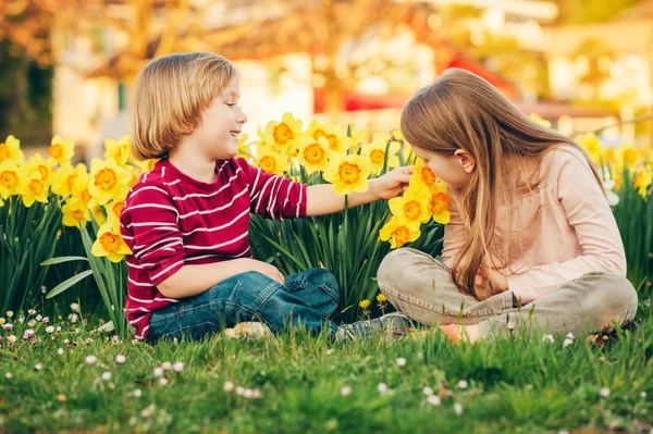 Two Cute Kids Little Boy His Big Sister Playing Park — Stock Photo, Image