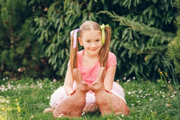 Zewnątrz Portret Cute Dziewczynka Gra Ogrodzie Dwa Zajączki Czekolady — Zdjęcie stockowe