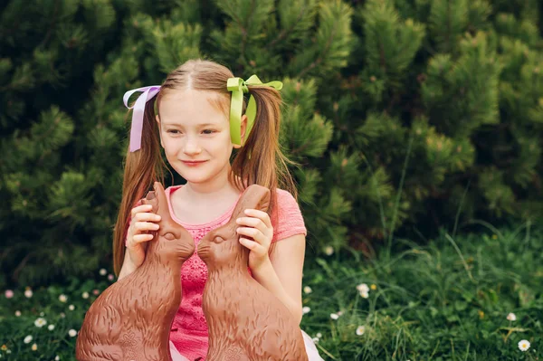 Outdoor Portrait Cute Little Girl Playing Garden Two Chocolate Bunnies — Stock Photo, Image