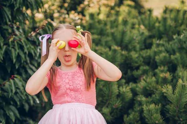 Engraçado Garoto Menina Puxando Uma Língua Segurando Ovos Páscoa Lado — Fotografia de Stock