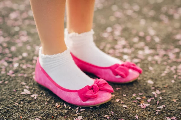Zamknij Się Obraz Piękne Różowe Baleriny Buty Noszenia Przez Młoda — Zdjęcie stockowe
