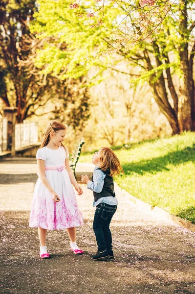 Mädchen Und Jungen Spielen Frühlingsgarten Tragen Anlasskleidung Mode Für Kleine — Stockfoto