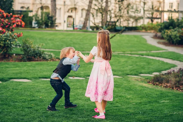 Mladá Dívka Chlapec Hraje Jarní Zahradě Příležitosti Oblečení Móda Pro — Stock fotografie