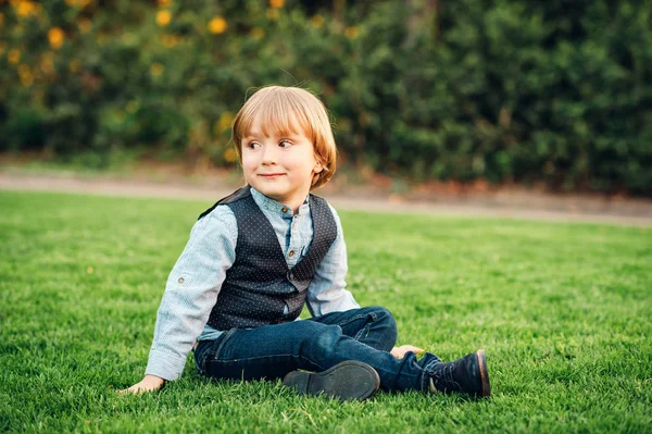 Utomhus Porträtt Söt Småbarn Pojke Mode För Små Barn — Stockfoto