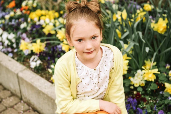 Bluz Sarı Ceket Giyen Sevimli Küçük Bir Kız Yaşında Moda — Stok fotoğraf