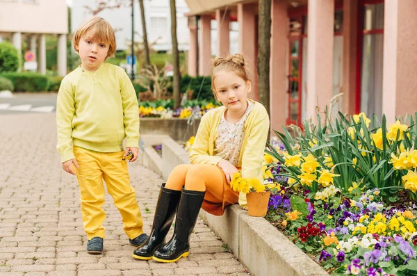 Outdoor Portrait Adorable Fashion Kids Wearing Yellow Clothes — Stock Photo, Image