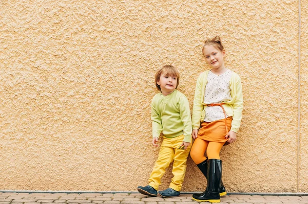 Outdoor Portret Van Schattig Mode Kinderen Gele Kleren Dragen — Stockfoto