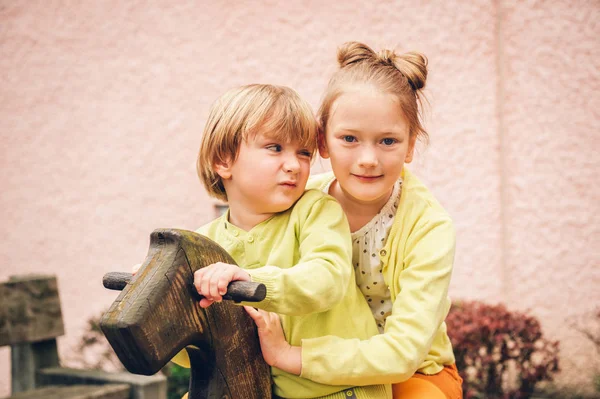 Zwei Lustige Kinder Spielen Auf Dem Spielplatz Kleiner Junge Mit — Stockfoto