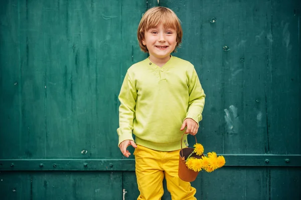 Zewnątrz Portret Ładny Mały Chłopiec Sobie Żółte Sweter Spodnie Niebieskie — Zdjęcie stockowe