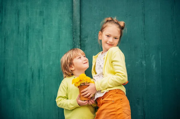 Outdoor Porträt Von Entzückenden Mode Kids Die Gelbe Kleidung Tragen — Stockfoto