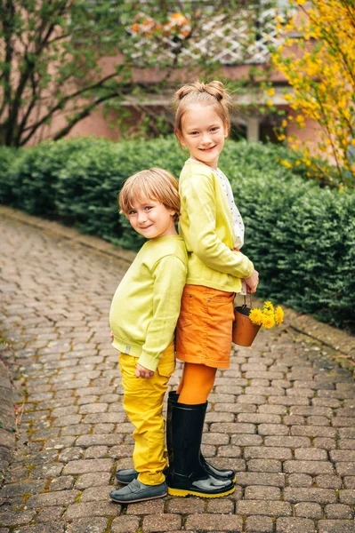 Retrato Aire Libre Adorables Niños Moda Con Ropa Amarilla —  Fotos de Stock