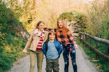 Grup 3 komik çocuklar kırsal, çocuklar için bahar moda birlikte oynuyor