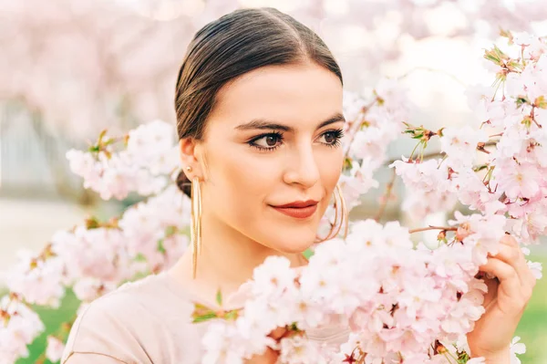 Odkryty Portret Pięknej Rok Stary Dziewczyna Stwarzające Kwitnący Ogród — Zdjęcie stockowe