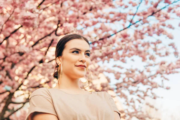 Utomhus Porträtt Vackra Årig Flicka Poserar Blommande Trädgård — Stockfoto