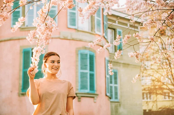 Retrato Primavera Aire Libre Una Joven Años Posando Una Ciudad — Foto de Stock