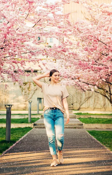 Retrato Primavera Aire Libre Una Joven Años Posando Una Ciudad — Foto de Stock