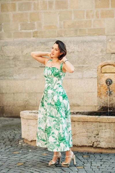 Outdoor Fashion Portret Van Mooie Vrouw Met Donker Haar Het — Stockfoto