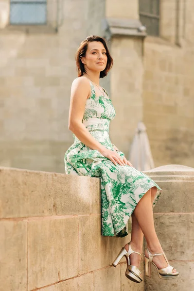 Retrato Moda Aire Libre Una Mujer Hermosa Con Cabello Oscuro — Foto de Stock