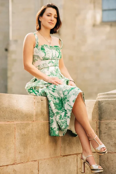 Retrato Moda Aire Libre Una Mujer Hermosa Con Cabello Oscuro — Foto de Stock