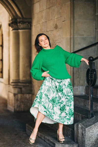 Outdoor Fashion Portret Van Mooie Vrouw Met Donker Haar Het — Stockfoto