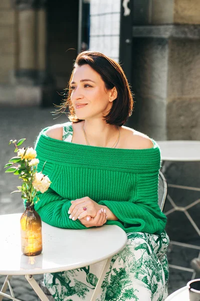 Retrato Moda Aire Libre Una Hermosa Mujer Con Cabello Oscuro — Foto de Stock