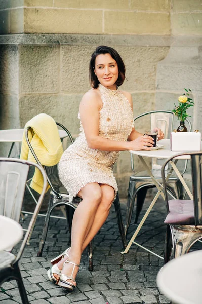 Mulher Bonita Elegante Descansando Café Rua Com Xícara Café Vestindo — Fotografia de Stock