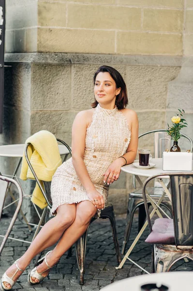 Hermosa Mujer Elegante Descansando Cafetería Calle Con Taza Café Usando — Foto de Stock