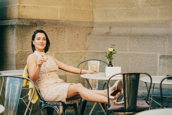 Hermosa Mujer Elegante Que Descansa Cafetería Calle Con Copa Vino — Foto de Stock