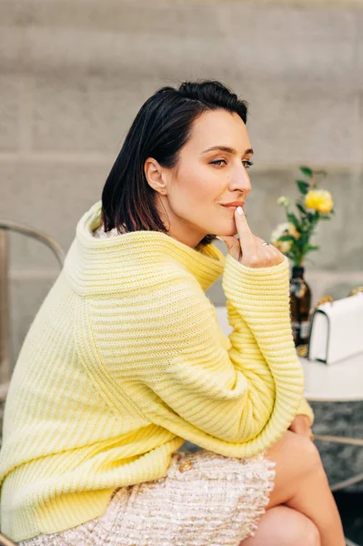 Outdoor Modeporträt Einer Schönen Frau Mit Dunklen Haaren Die Gelben — Stockfoto
