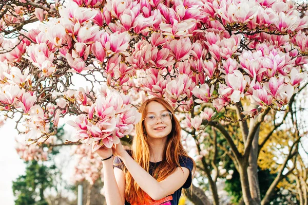 Spring Porträtt Bedårande Rödhårig Preteen Kid Flicka Med Magnolia Blommor — Stockfoto