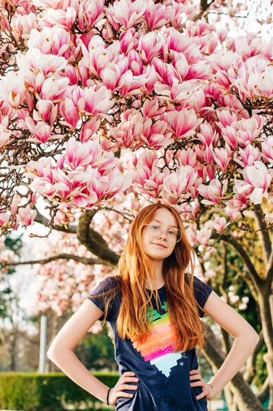 Frühlingsporträt Der Entzückenden Rothaarigen Frühchen Mädchen Mit Magnolienblüten Kind Trägt — Stockfoto